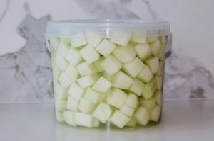 Fruitsalade groene meloenblokjes - op sap